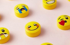 臺灣品牌推出Emoji面膜 可以直接把表情包掛臉上